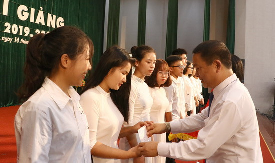 GS.TS Phạm Hồng Quang trao phần thưởng cho các tân sinh viên có thành tích cao trong kỳ thi tuyển sinh năm 2019 vào ĐH Thái Nguyên. GS.TS Phạm Hồng Quang trao phần thưởng cho các tân sinh viên có thành tích cao trong kỳ thi tuyển sinh năm 2019 vào ĐH Thái Nguyên.