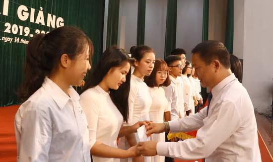 GS.TS Phạm Hồng Quang trao phần thưởng cho các tân sinh viên có thành tích cao trong kỳ thi tuyển sinh năm 2019 vào ĐH Thái Nguyên.