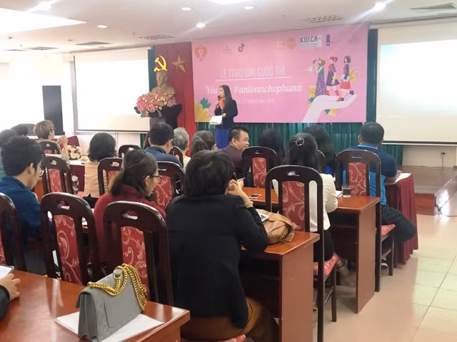 Bà Naomi Kitahara (UNFPA) nói chuyện với sinh viên Việt Nam về bạo lực giới