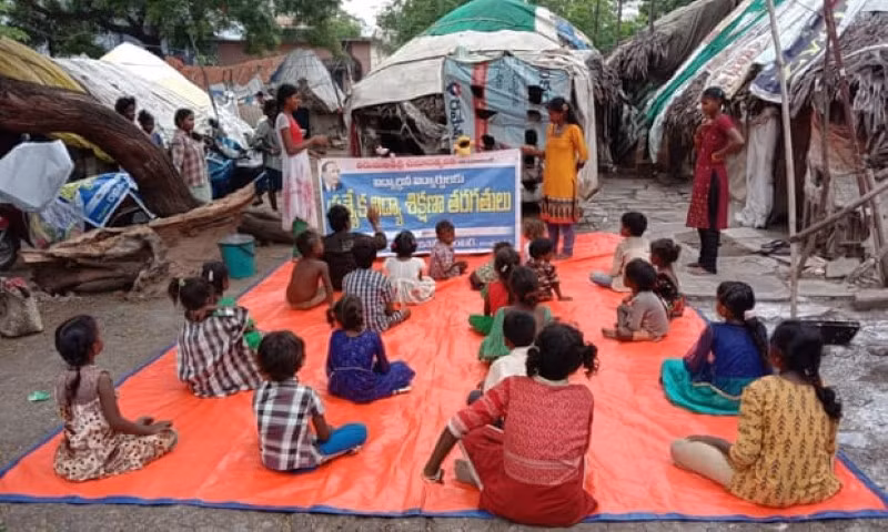 Các trung tâm học tập ngoài trời đã mọc lên khi trường học trên khắp Andhra Pradesh đóng cửa.