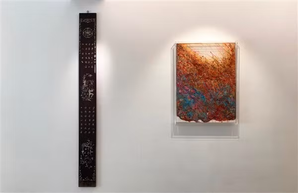 Những bức tranh hiện đại được treo cạnh những bức hoành phi cổ.