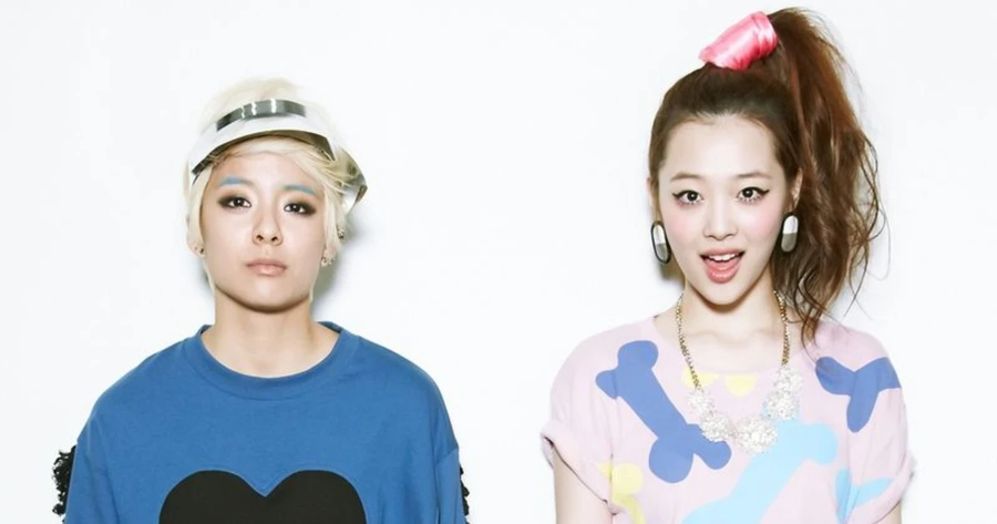 Amber và Sulli khi còn hoạt động trong f(x). Amber và Sulli khi còn hoạt động trong f(x).