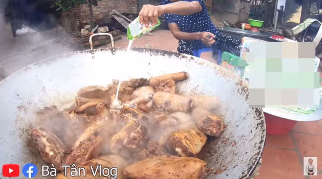 Bà Tân Vlog lại bị "tuýt còi" vì bất chấp quảng cáo khi làm đuôi bò đã hầm đủ thứ gia vị lại còn thêm cả sữa trái cây - Ảnh 7.