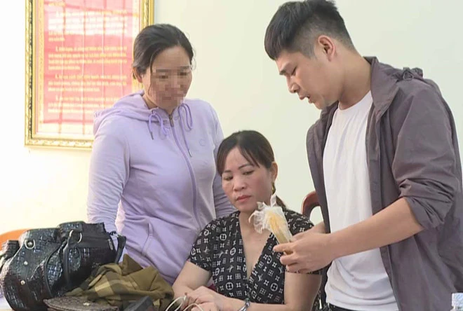 Nguyễn Thị Thành (ngồi) tại công an. Ảnh: T. N.
