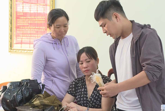 Nguyễn Thị Thành (ngồi) tại công an. Ảnh: T. N.
