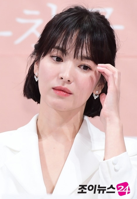 Song Hye Kyo cũng chịu nhiều uất ức khi phải hứng chịu cơn thịnh nộ từ cư dân mạng sau khi ly hôn. Song Hye Kyo huy tham du su kien de tuong nho Sulli hinh anh 2
