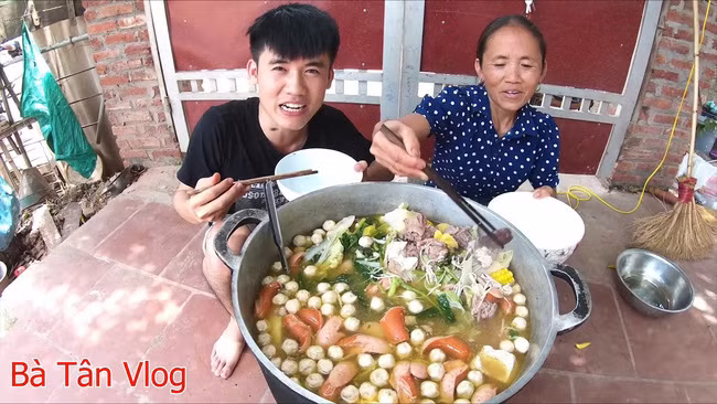 Bà Tân Vlog lại bị "tuýt còi" vì bất chấp quảng cáo khi làm đuôi bò đã hầm đủ thứ gia vị lại còn thêm cả sữa trái cây - Ảnh 2.