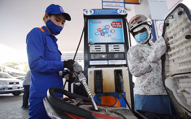 Giá xăng dầu giảm sau khi tăng sốc. 