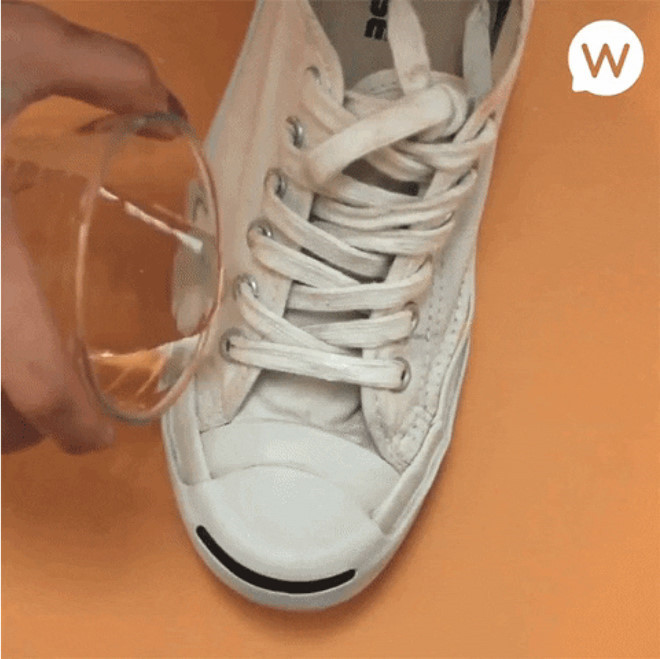 3 meo tay sach giay trang bi o ban, nga mau de lam tai nha hinh anh 4 