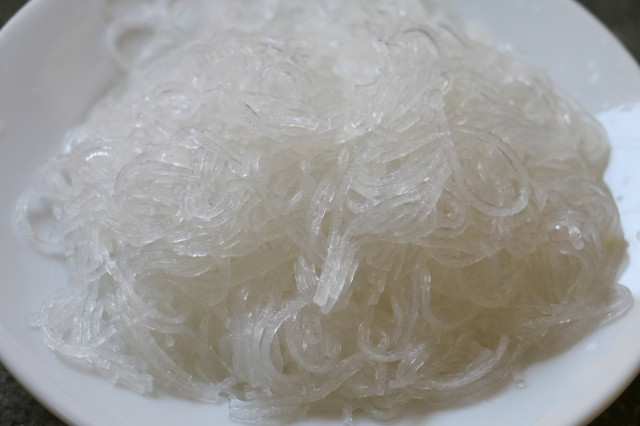 Chọn miến ngon không nên trắng quá.