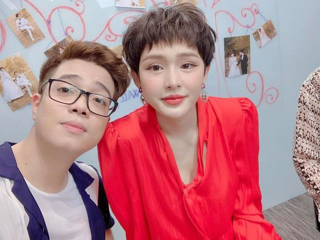 Mẹ Bùi Anh Tuấn nói gì về tin con trai sắp cưới Văn Mai Hương? ảnh 1 Me Bui Anh Tuan noi gi ve tin con trai sap cuoi Van Mai Huong? hinh anh 2