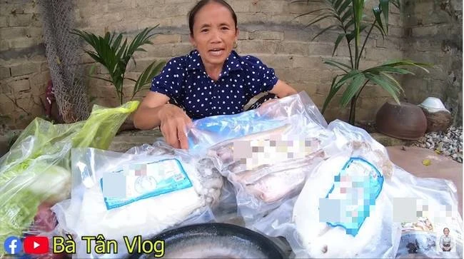 Kênh Youtube Bà Tân Vlog đang bị rơi vào khủng hoảng, điều này vốn đã được dự đoán từ trước khi liên tục những clip "xàm" được tung ra.