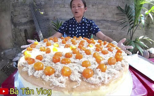 Bà Tân Vlog và chiếc bánh bông lan tai tiếng.