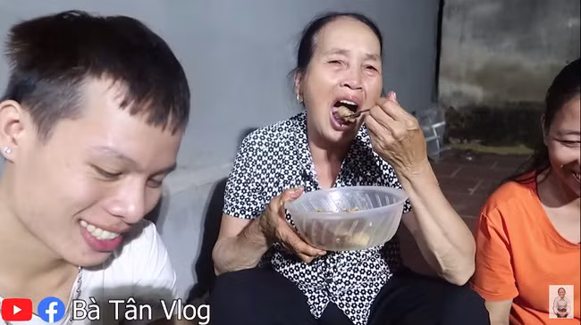 Bà Tân Vlog lại bị "tuýt còi" vì bất chấp quảng cáo khi làm đuôi bò đã hầm đủ thứ gia vị lại còn thêm cả sữa trái cây - Ảnh 8.