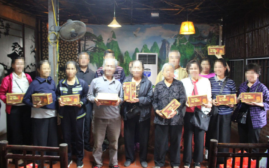 Nhiều người cao tuổi được yêu cầu chụp hình cùng sản phẩm để giúp đơn vị quảng cáo. Nhiều người cao tuổi được yêu cầu chụp hình cùng sản phẩm để giúp đơn vị quảng cáo.