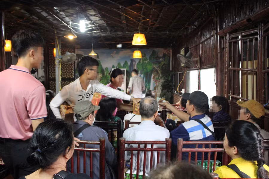 Dù được yêu cầu không diễn ra các hoạt động thương mại nhưng việc quảng cáo, mua bán của nhóm người tự xưng nhân viên đơn vị tổ chức chuyến tham quan tiến hành.