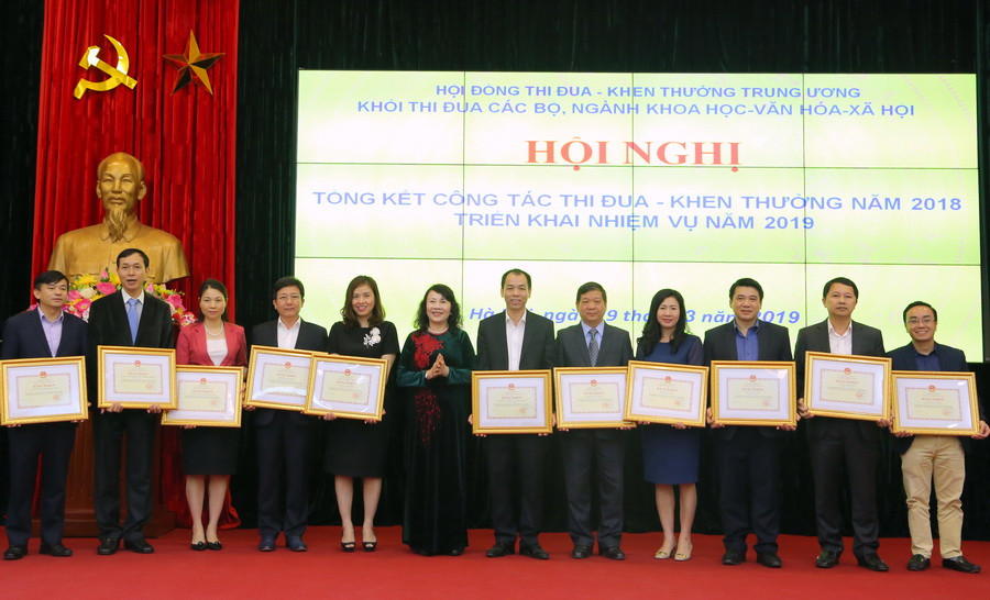 Thứ trưởng Nguyễn Thị Nghĩa trao tặng Bằng khen cho các tập thể có thành tích xuất sắc trong hoạt động khối thi đua. Ảnh: Việt Hà Thứ trưởng Nguyễn Thị Nghĩa trao tặng Bằng khen cho các tập thể có thành tích xuất sắc trong hoạt động khối thi đua. Ảnh: Việt Hà