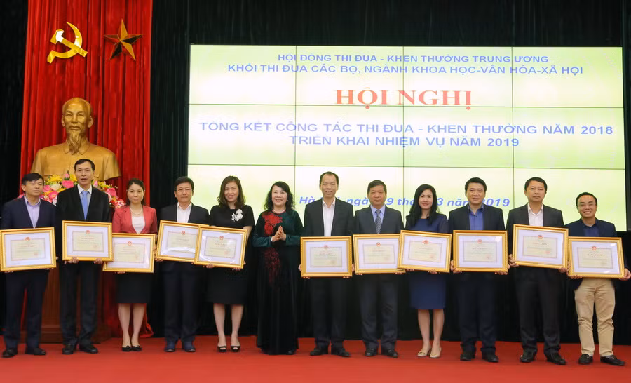 Thứ trưởng Nguyễn Thị Nghĩa trao tặng Bằng khen cho các tập thể có thành tích xuất sắc trong hoạt động khối thi đua. Ảnh: Việt Hà