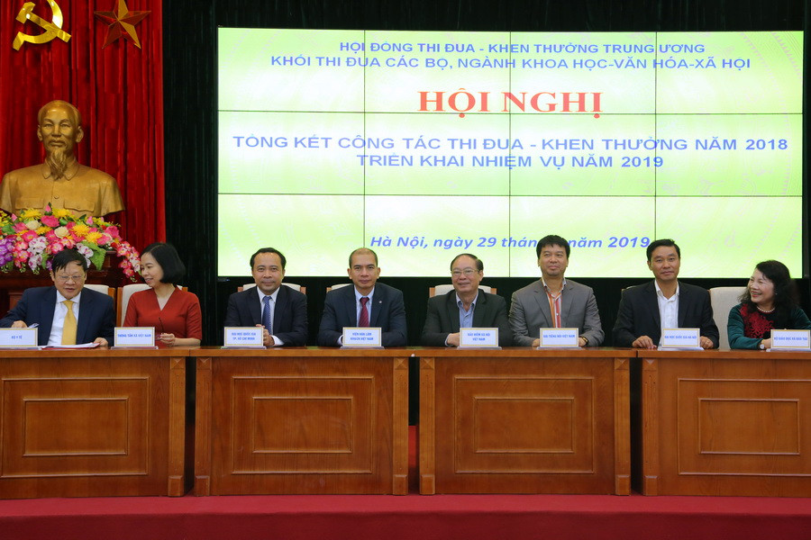 Các bộ, ngành kí giao ước thi đua. Ảnh: Việt Hà Các bộ, ngành kí giao ước thi đua. Ảnh: Việt Hà