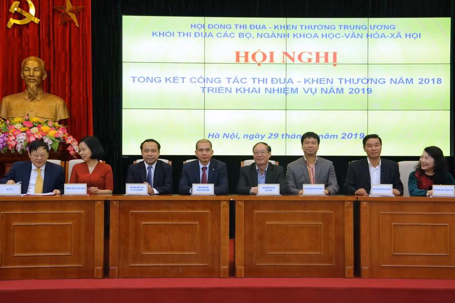 Các bộ, ngành kí giao ước thi đua. Ảnh: Việt Hà