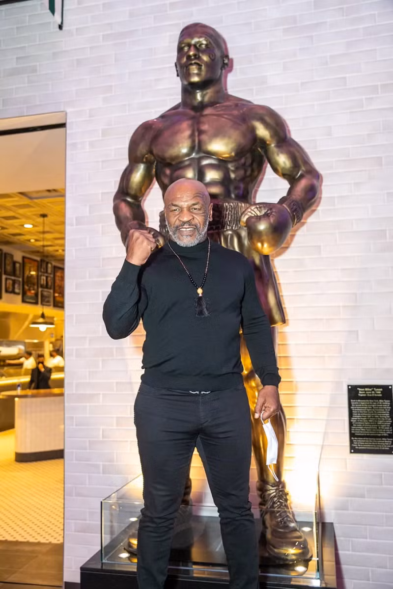 Mike Tyson bên cạnh bức tượng của ông bị chê "thảm hoạ"
