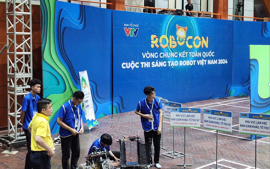 Đội ROBOCON HIEC tại khu vực chờ chuẩn bị vào trình diễn khả năng ghi điểm