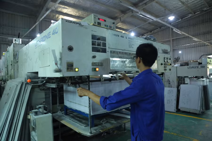 Vận hành máy in 4 màu, hai máy in 4 màu hiện đại của công ty chạy hết công suất những ngày này