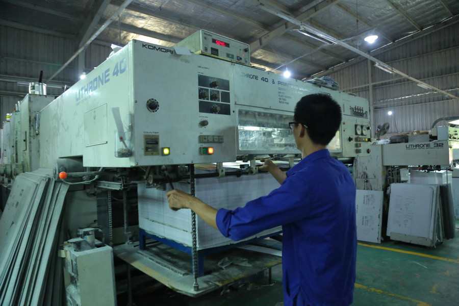 Vận hành máy in 4 màu, hai máy in 4 màu hiện đại của công ty chạy hết công suất những ngày này