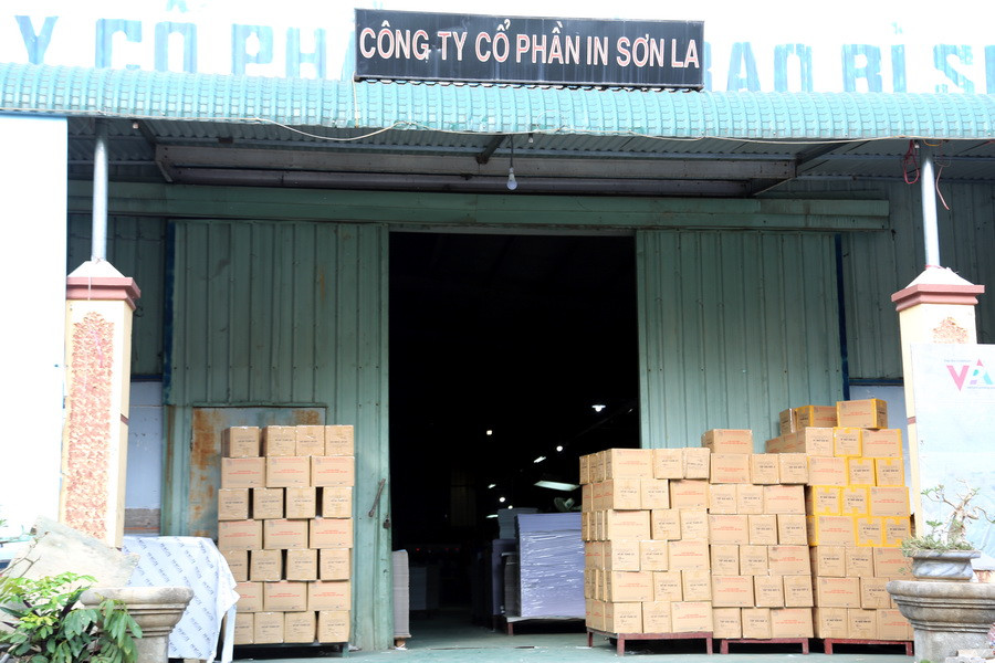 Cửa vào xưởng in của Công ty CP in Sơn La xếp đầy những thùng sách vừa in