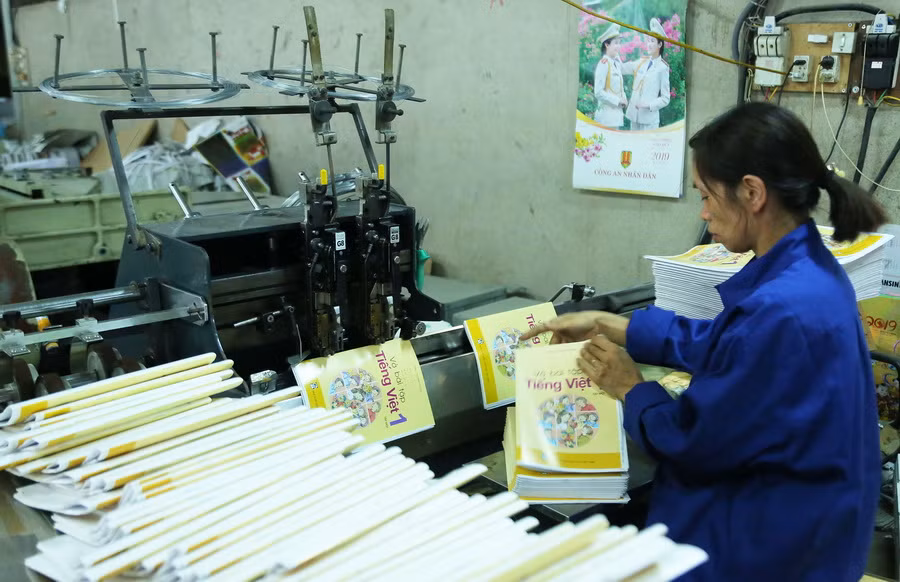 Công đoạn dập gim bìa sách