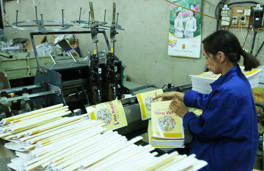 Công đoạn dập gim bìa sách