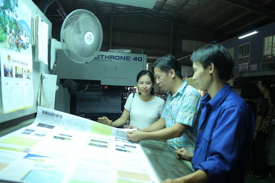 Để khắc phục điều kiện nhiệt độ nóng bức trong xưởng in, tại các vị trí làm việc, công ty tăng cường thêm quạt.