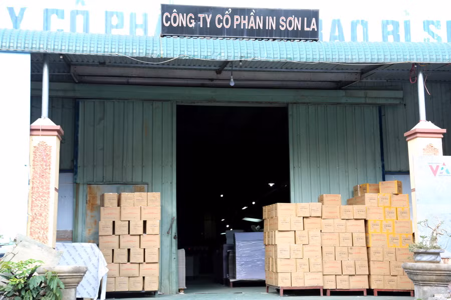 Cửa vào xưởng in của Công ty CP in Sơn La xếp đầy những thùng sách vừa in