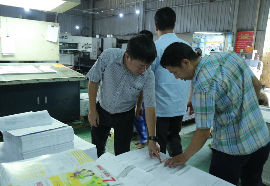 Cán bộ của NXB Giáo dục Việt Nam thăm và động viên công nhân xưởng in Công ty CP in Sơn La.