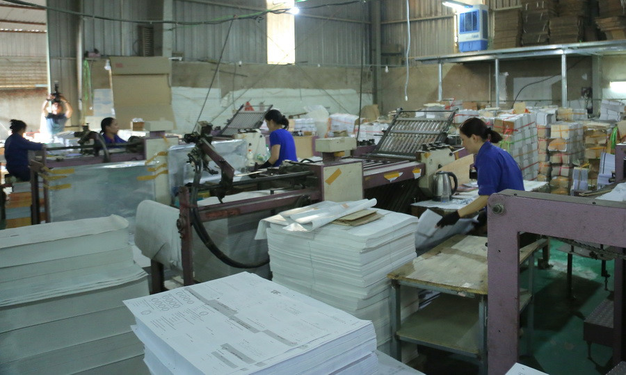 Công ty này phải huy động hết những điều kiện máy móc hiện có, máy in 4 màu, 2 màu và các máy móc tự động, dây chuyền liên hoàn làm sách