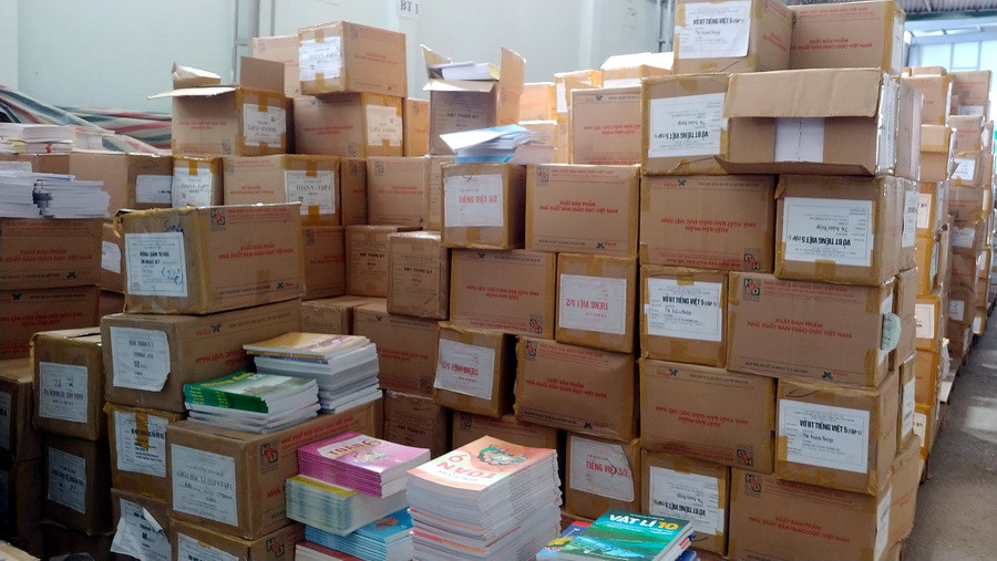 Và đây là thành quả kết tinh từ những giọt mồ hôi đầy nhọc nhằn của các anh chị công nhân xưởng in Công ty CP in Sơn La, SGK được tập kết tại các kho đợi cung ứng ra thị trường kịp ngày khai giảng năm học mới