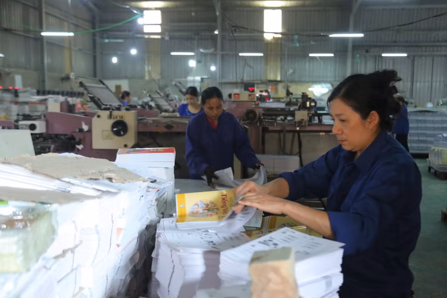 Mồ hôi thấm đẫm khuôn mặt và áo bảo hộ của các chị đang vào trang