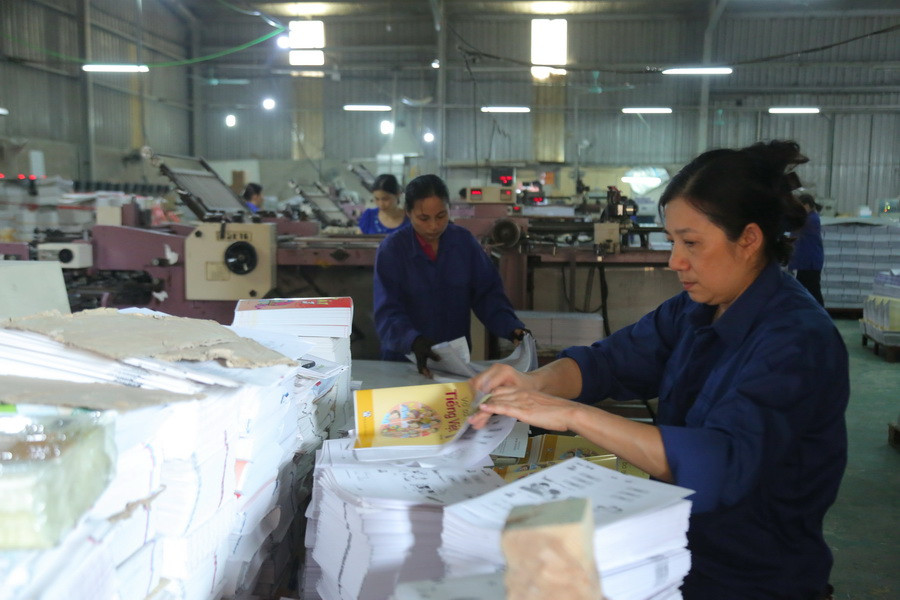 Mồ hôi thấm đẫm khuôn mặt và áo bảo hộ của các chị đang vào trang