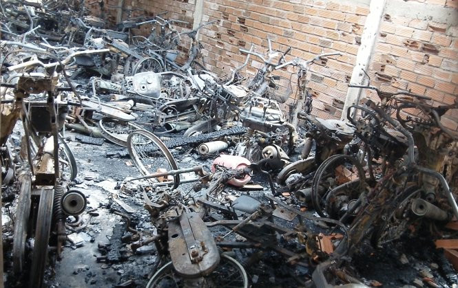 Hàng chục xe máy bị cháy rụi - Ảnh: Sơn Bình