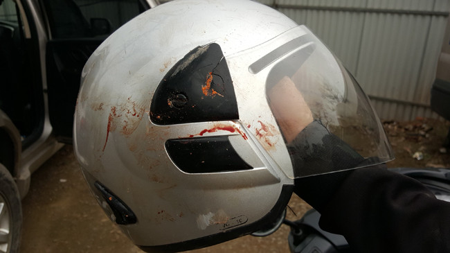 Chiếc mũ bảo hiểm của anh Hoàng nhem nhuốc vết máu. 