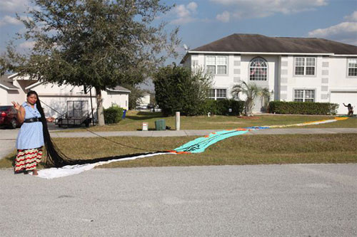 Tóc bà Asha dài hơn cả một chiếc xe buýt hai tầng. Ảnh: Barcroft nguoi-phu-nu-toc-dai-gan-17-m-ket-hon-2