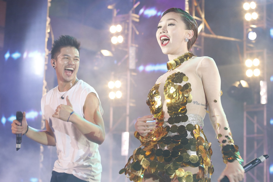 Đều có lợi thế khả vũ đạo lẫn trình diễn trên sân khấu lớn, hai giọng ca được khán giả trẻ yêu thích hiện nay khiến sân khấu gần như nổ tung. Vừa hát, họ vừa tung hứng ăn ý. Đều có lợi thế khả vũ đạo lẫn trình diễn trên sân khấu lớn, hai giọng ca được khán giả trẻ yêu thích hiện nay khiến sân khấu gần như nổ tung. Vừa hát, họ vừa tung hứng ăn ý.