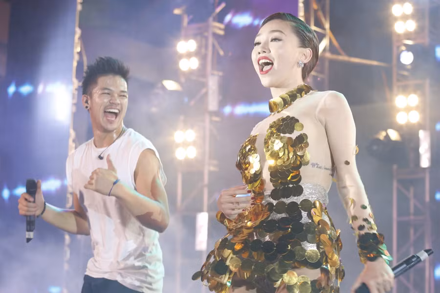 Đều có lợi thế khả vũ đạo lẫn trình diễn trên sân khấu lớn, hai giọng ca được khán giả trẻ yêu thích hiện nay khiến sân khấu gần như nổ tung. Vừa hát, họ vừa tung hứng ăn ý.