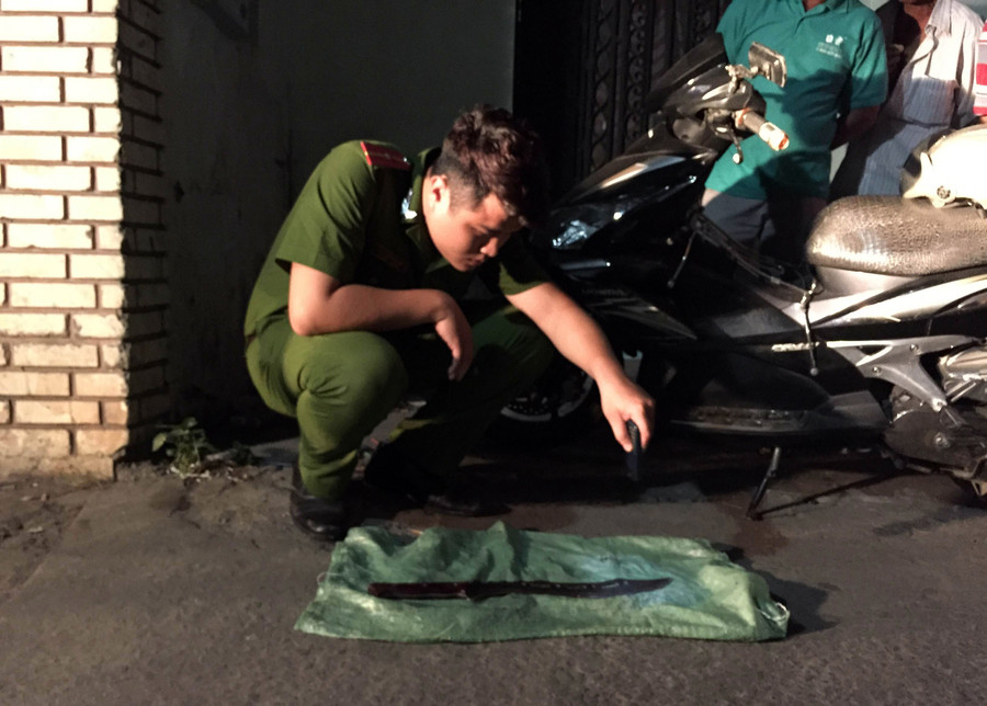 Lực lượng chức năng thu con dao cách hiện trường khoảng 200 m. Ảnh: Lê Trai. Lực lượng chức năng thu con dao cách hiện trường khoảng 200 m. Ảnh: Lê Trai.