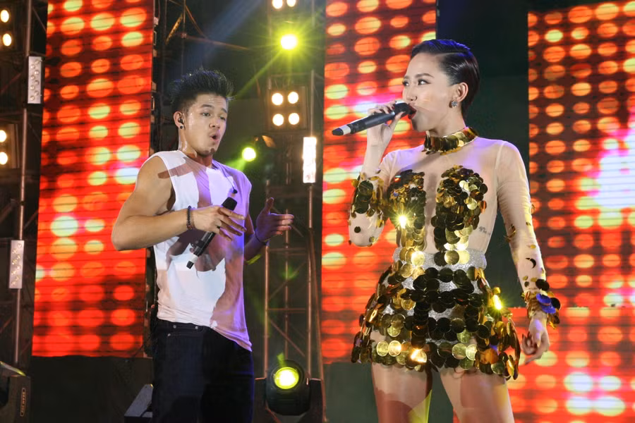 Trọng Hiếu khoác vai Tóc Tiên trước hàng nghìn khán giả