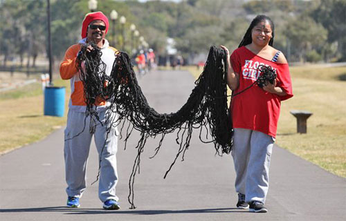 Vợ chồng bà Asha Mandela. Ảnh: Barcroft nguoi-phu-nu-toc-dai-gan-17-m-ket-hon