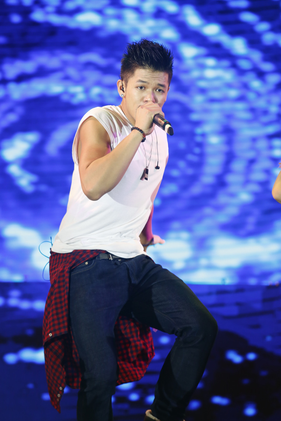 Trước đó, quán quân Vietnam Idol 2015 khiến khán giả phải hòa mình theo giai điệu của Em là bà nội của anh và Put Your Hand Up hay bản tự sự Con đường tôi. Trước đó, quán quân Vietnam Idol 2015 khiến khán giả phải hòa mình theo giai điệu của Em là bà nội của anh và Put Your Hand Up hay bản tự sự Con đường tôi.