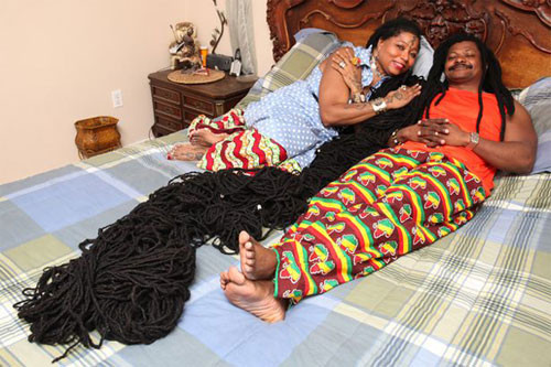 Ông Emmanuel đem lòng yêu bà Asha sau khi nhìn thấy mái tóc bà trên mạng. Ảnh: Barcroft nguoi-phu-nu-toc-dai-gan-17-m-ket-hon-1