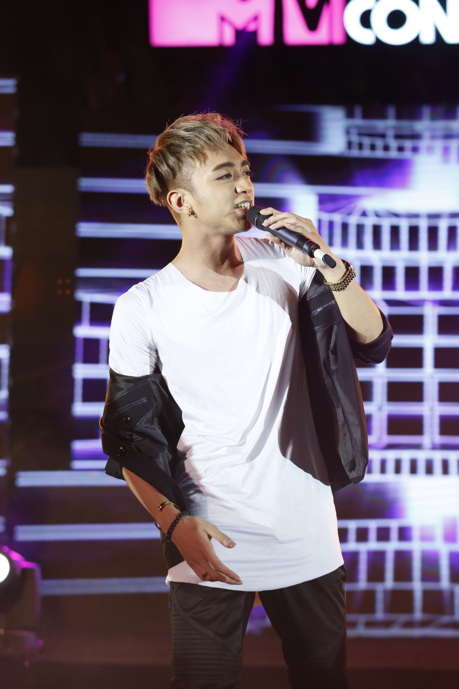 Soobin Hoàng Sơn mang đến dấu ấn riêng với các ca khúc Vui đi em, Beautiful Night, Day Dream. Sau khi tham gia The Remix mùa 2, anh đắt show và được khán giả biết đến nhiều hơn. Soobin Hoàng Sơn mang đến dấu ấn riêng với các ca khúc Vui đi em, Beautiful Night, Day Dream. Sau khi tham gia The Remix mùa 2, anh đắt show và được khán giả biết đến nhiều hơn.