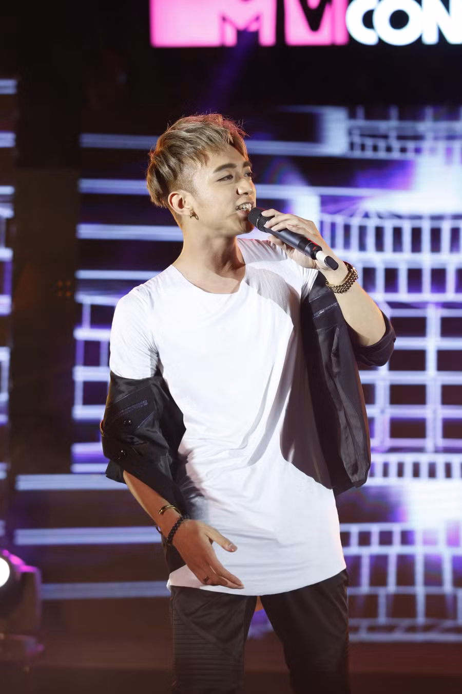 Soobin Hoàng Sơn mang đến dấu ấn riêng với các ca khúc Vui đi em, Beautiful Night, Day Dream. Sau khi tham gia The Remix mùa 2, anh đắt show và được khán giả biết đến nhiều hơn.